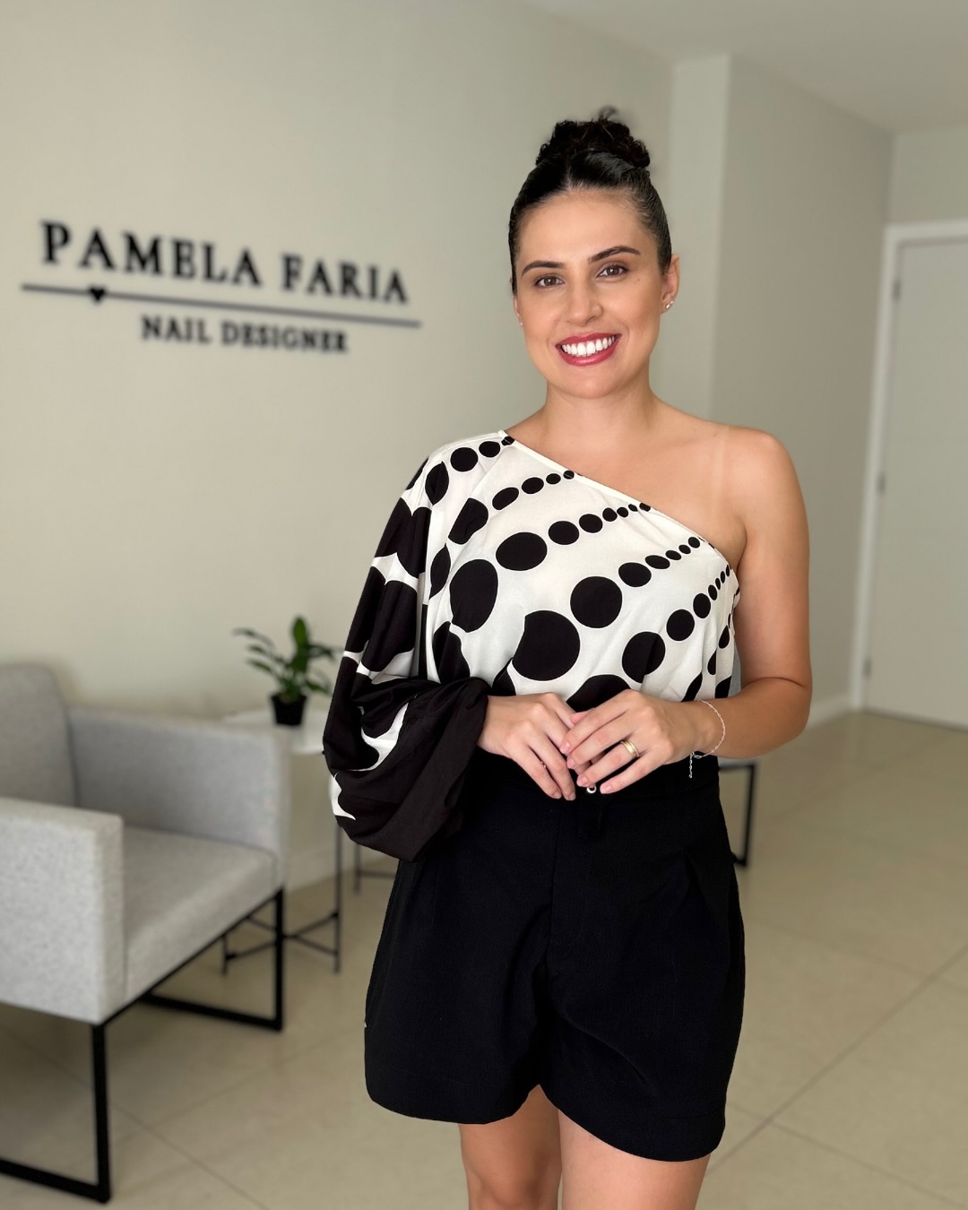 Pamela Faria, nail designer, no studio